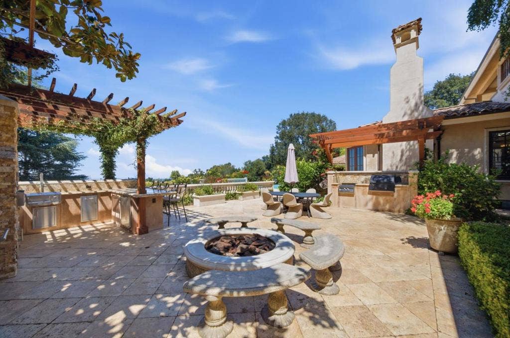 10285 Magdalena Road, Los Altos Hills, CA 94024 10285 Magdalena Road, Los Altos Hills, CA 94024