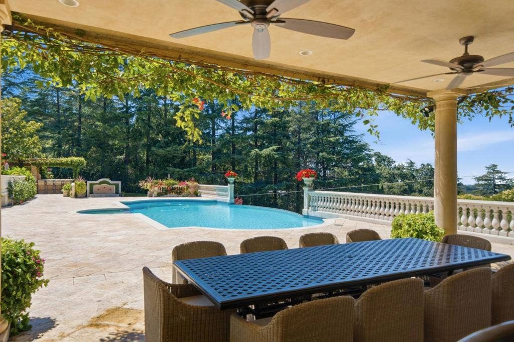 10285 Magdalena Road, Los Altos Hills, CA 94024 10285 Magdalena Road, Los Altos Hills, CA 94024
