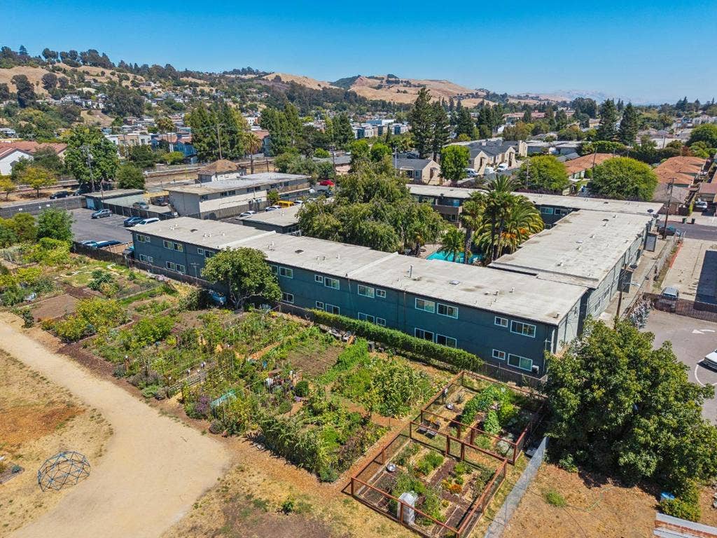 550 Berry Avenue, Hayward, CA 94544 550 Berry Avenue, Hayward, CA 94544