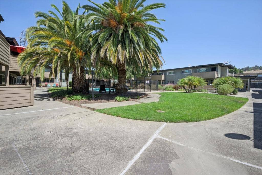 550 Berry Avenue, Hayward, CA 94544 550 Berry Avenue, Hayward, CA 94544