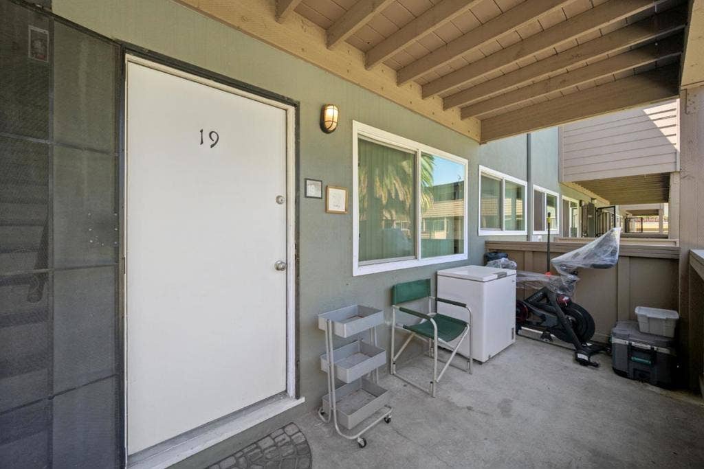 550 Berry Avenue, Hayward, CA 94544 550 Berry Avenue, Hayward, CA 94544