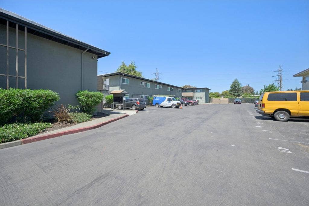 550 Berry Avenue, Hayward, CA 94544 550 Berry Avenue, Hayward, CA 94544