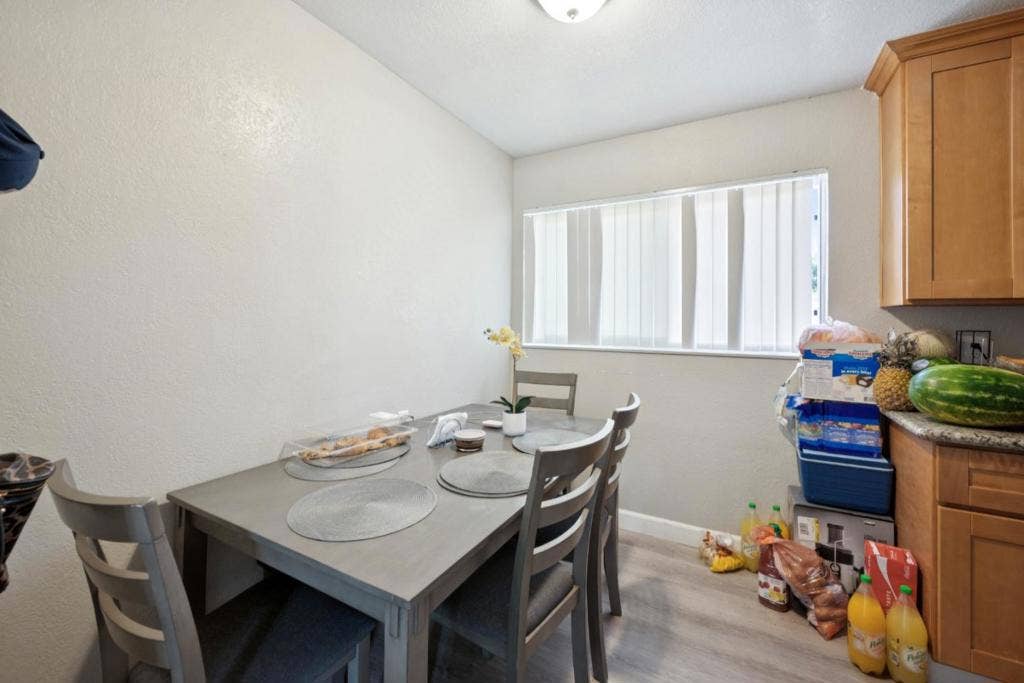 550 Berry Avenue, Hayward, CA 94544 550 Berry Avenue, Hayward, CA 94544