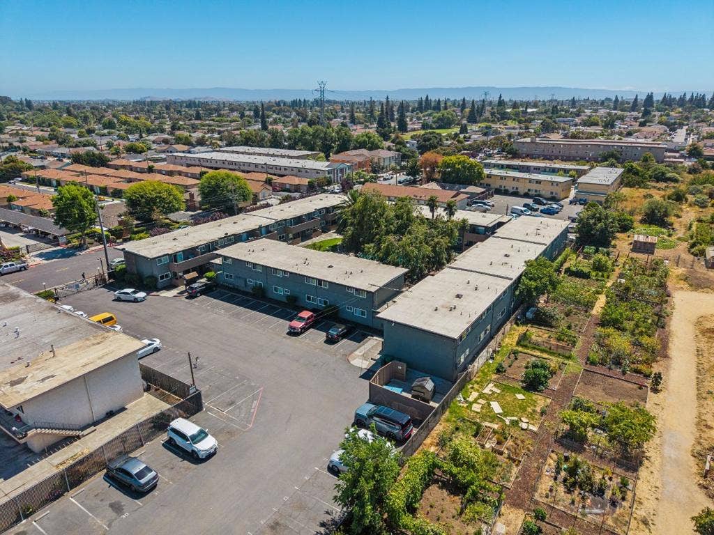 550 Berry Avenue, Hayward, CA 94544 550 Berry Avenue, Hayward, CA 94544