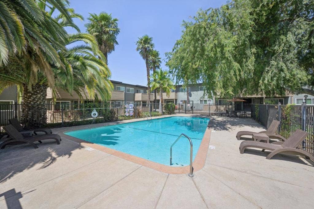 550 Berry Avenue, Hayward, CA 94544 550 Berry Avenue, Hayward, CA 94544
