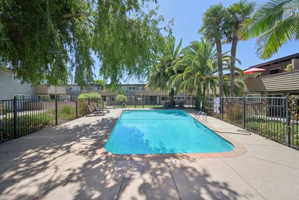 550 Berry Avenue, Hayward, CA 94544 550 Berry Avenue, Hayward, CA 94544