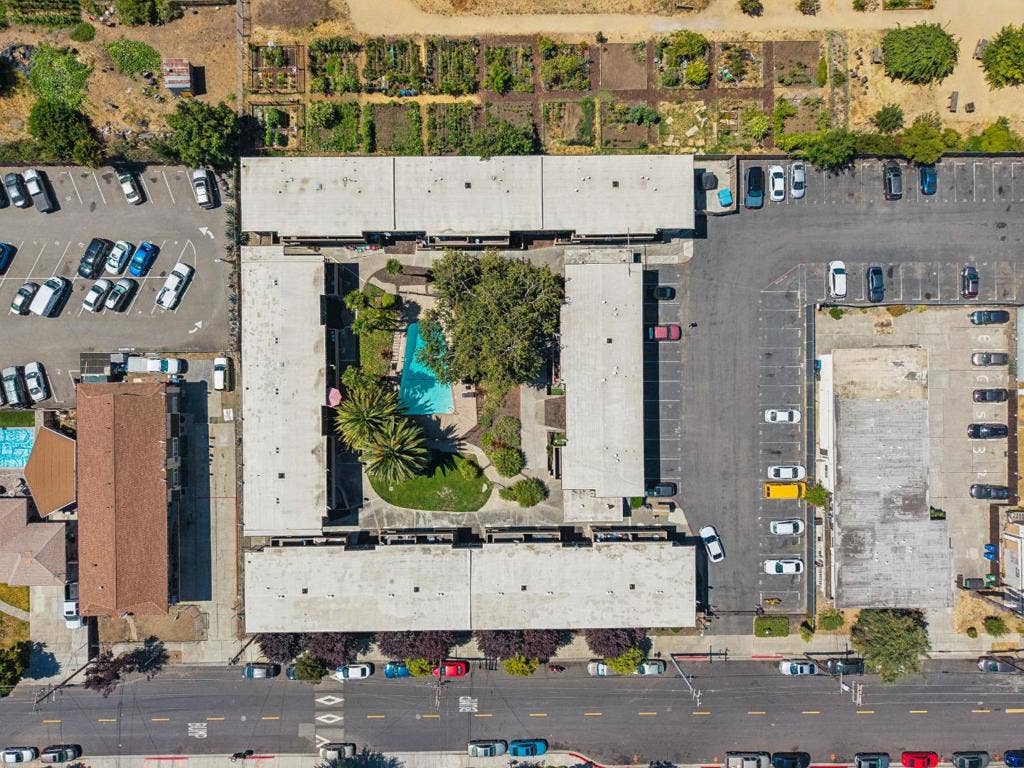 550 Berry Avenue, Hayward, CA 94544 550 Berry Avenue, Hayward, CA 94544