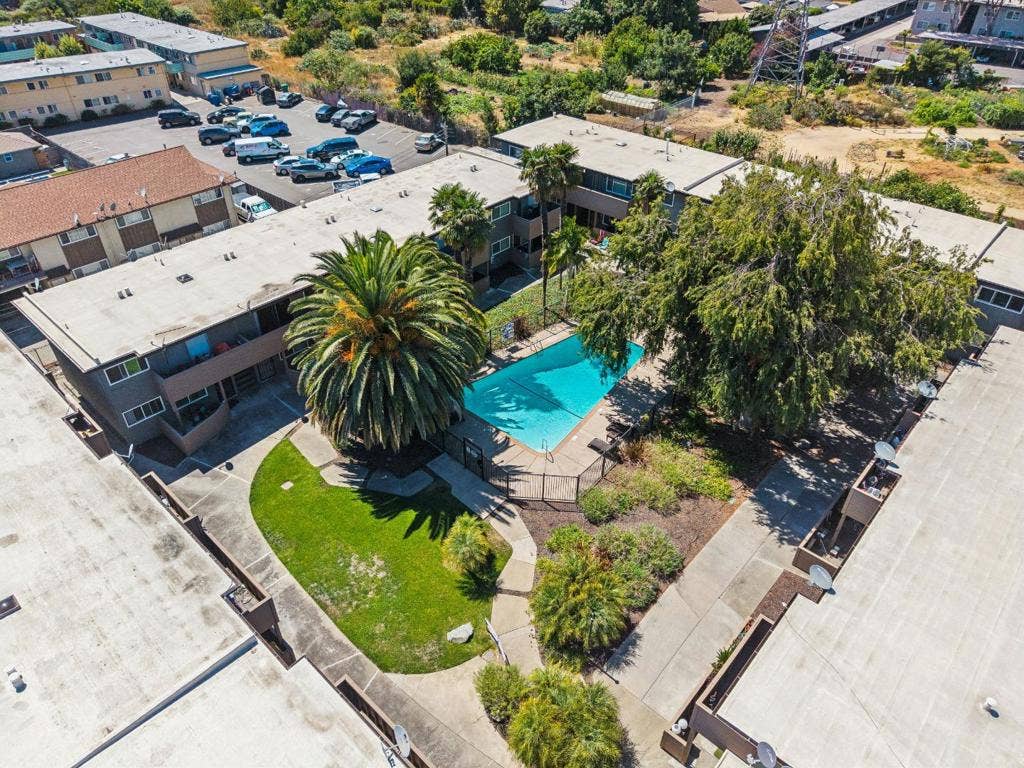 550 Berry Avenue, Hayward, CA 94544 550 Berry Avenue, Hayward, CA 94544