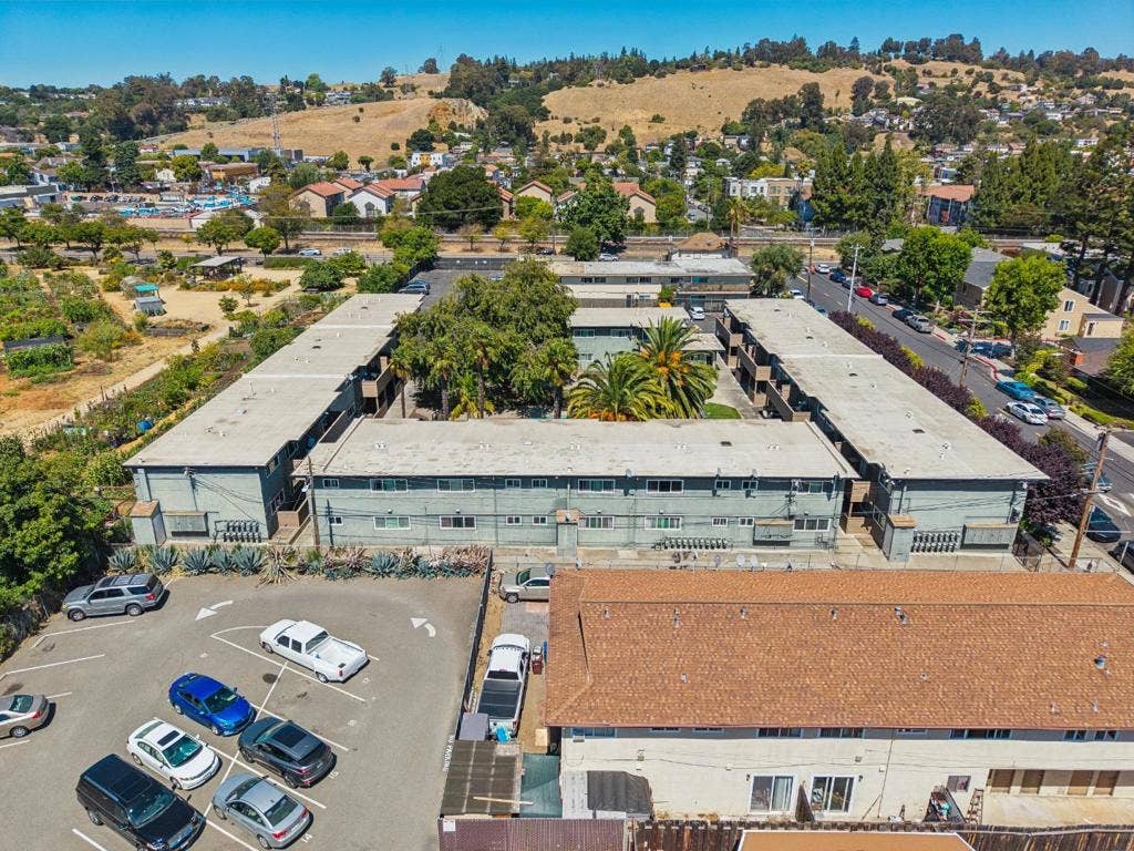 550 Berry Avenue, Hayward, CA 94544 550 Berry Avenue, Hayward, CA 94544