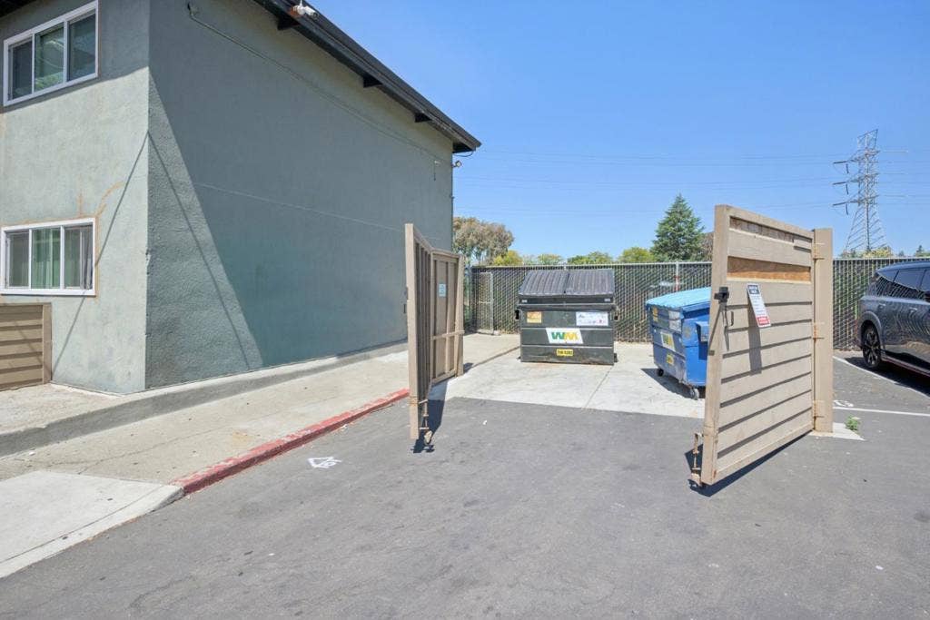 550 Berry Avenue, Hayward, CA 94544 550 Berry Avenue, Hayward, CA 94544