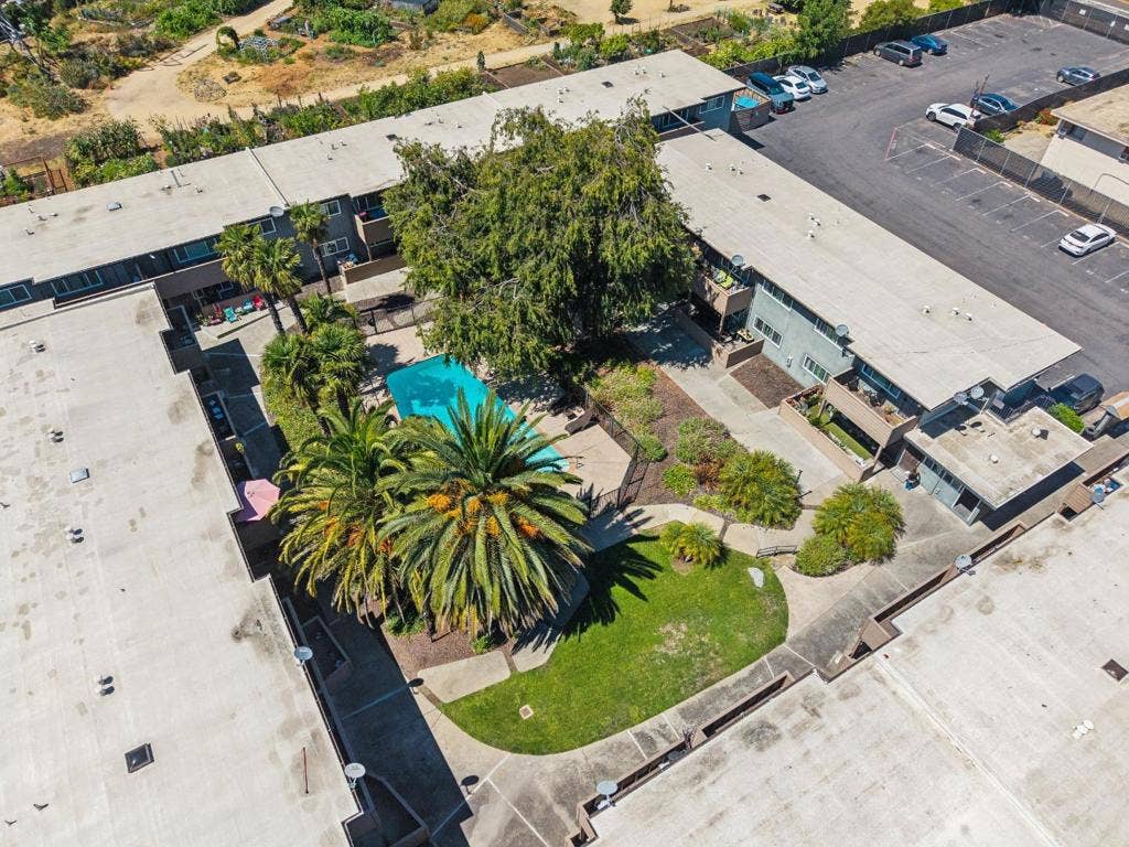 550 Berry Avenue, Hayward, CA 94544 550 Berry Avenue, Hayward, CA 94544