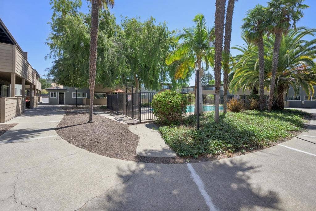 550 Berry Avenue, Hayward, CA 94544 550 Berry Avenue, Hayward, CA 94544