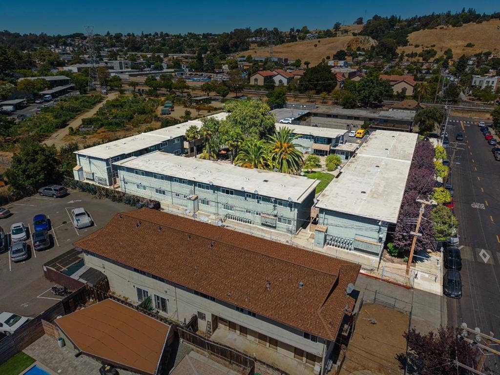 550 Berry Avenue, Hayward, CA 94544 550 Berry Avenue, Hayward, CA 94544