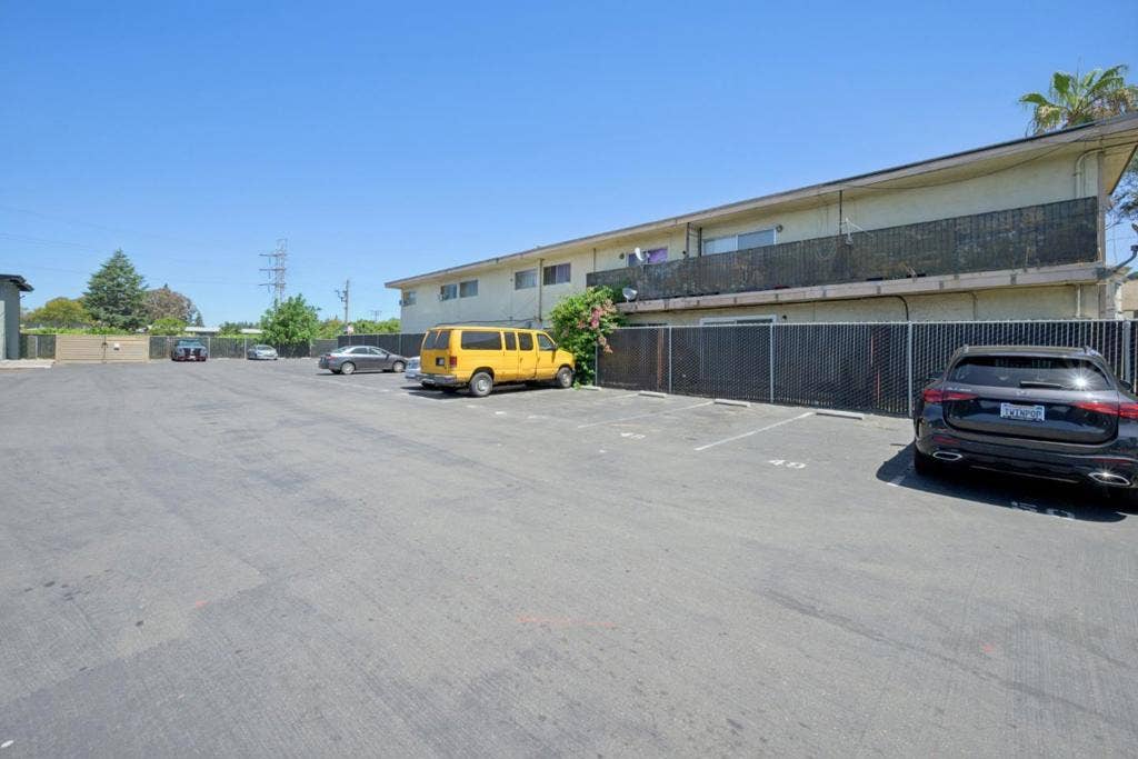 550 Berry Avenue, Hayward, CA 94544 550 Berry Avenue, Hayward, CA 94544