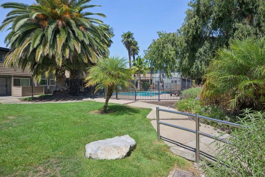 550 Berry Avenue, Hayward, CA 94544 550 Berry Avenue, Hayward, CA 94544
