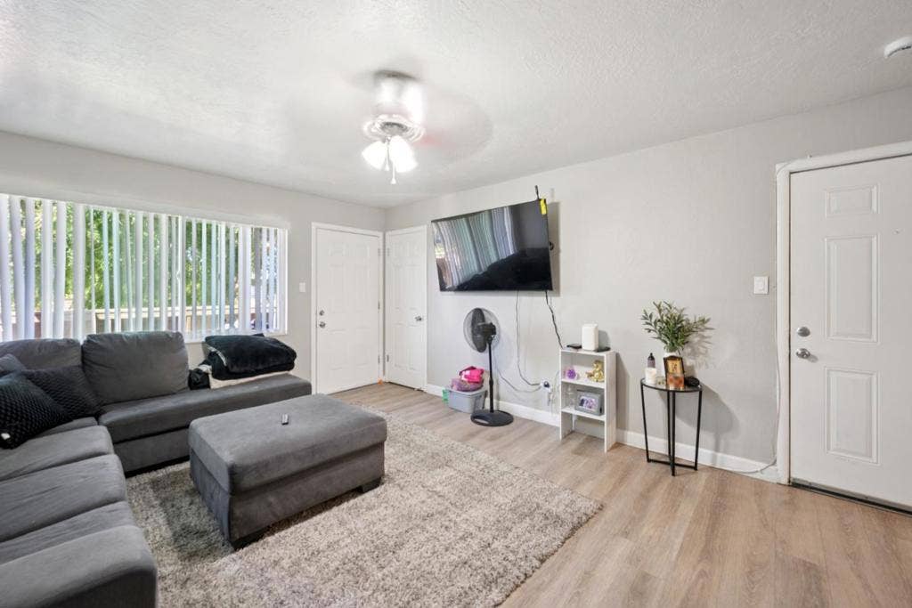 550 Berry Avenue, Hayward, CA 94544 550 Berry Avenue, Hayward, CA 94544