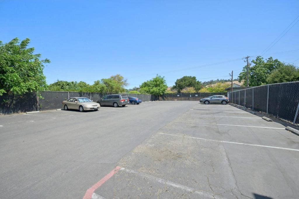 550 Berry Avenue, Hayward, CA 94544 550 Berry Avenue, Hayward, CA 94544