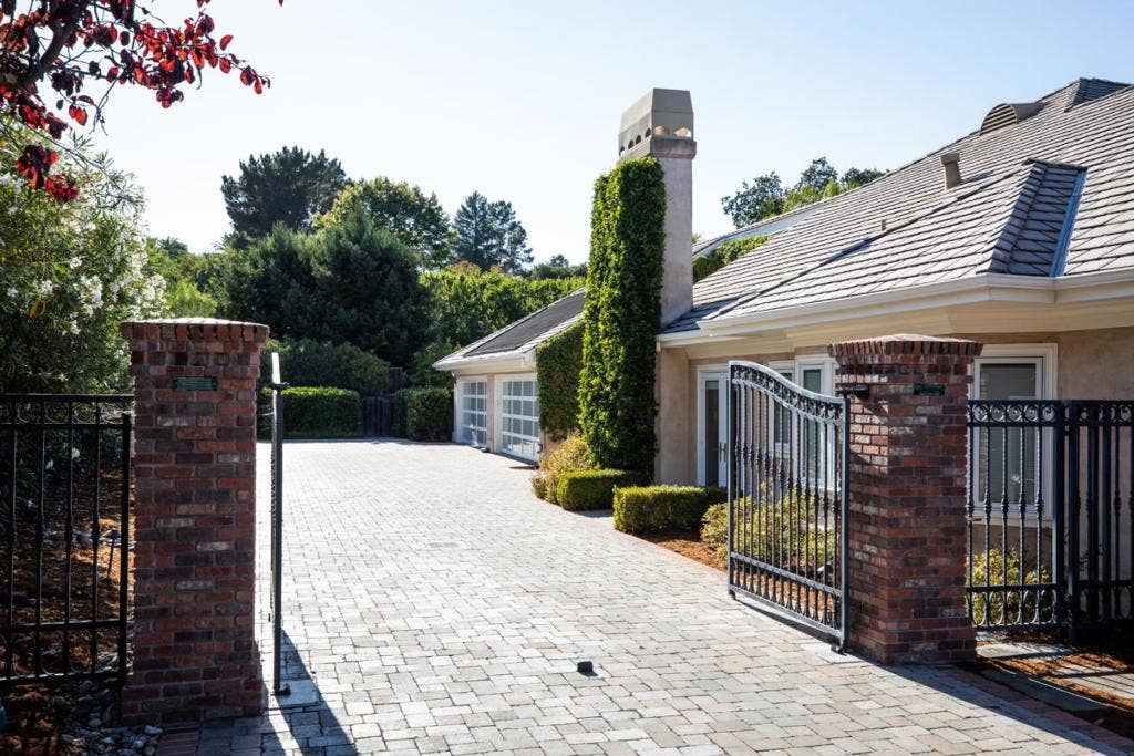 26883 Dezahara Way, Los Altos Hills, CA 94022 26883 Dezahara Way, Los Altos Hills, CA 94022