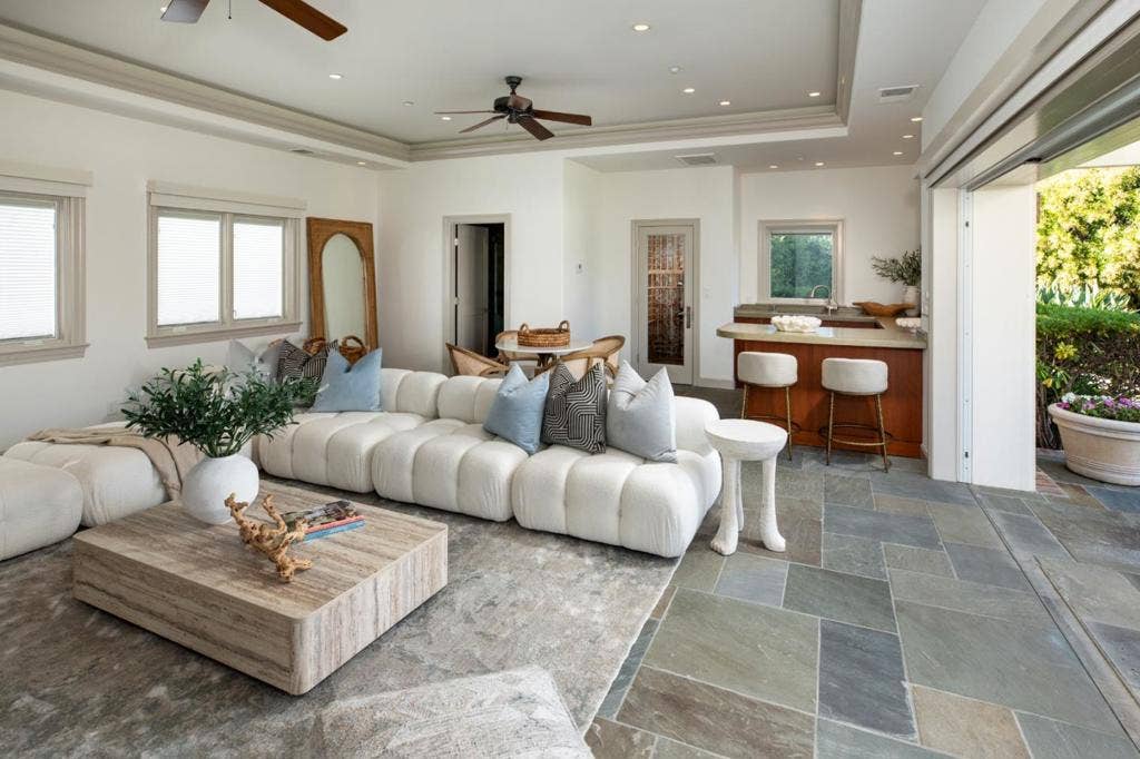 26883 Dezahara Way, Los Altos Hills, CA 94022 26883 Dezahara Way, Los Altos Hills, CA 94022