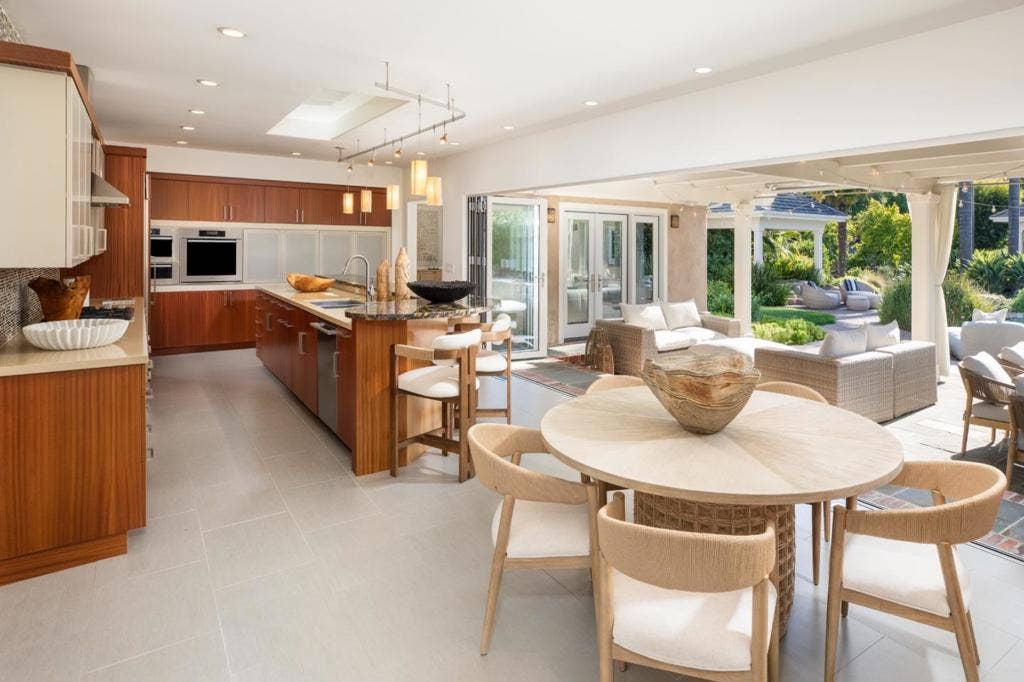 26883 Dezahara Way, Los Altos Hills, CA 94022 26883 Dezahara Way, Los Altos Hills, CA 94022