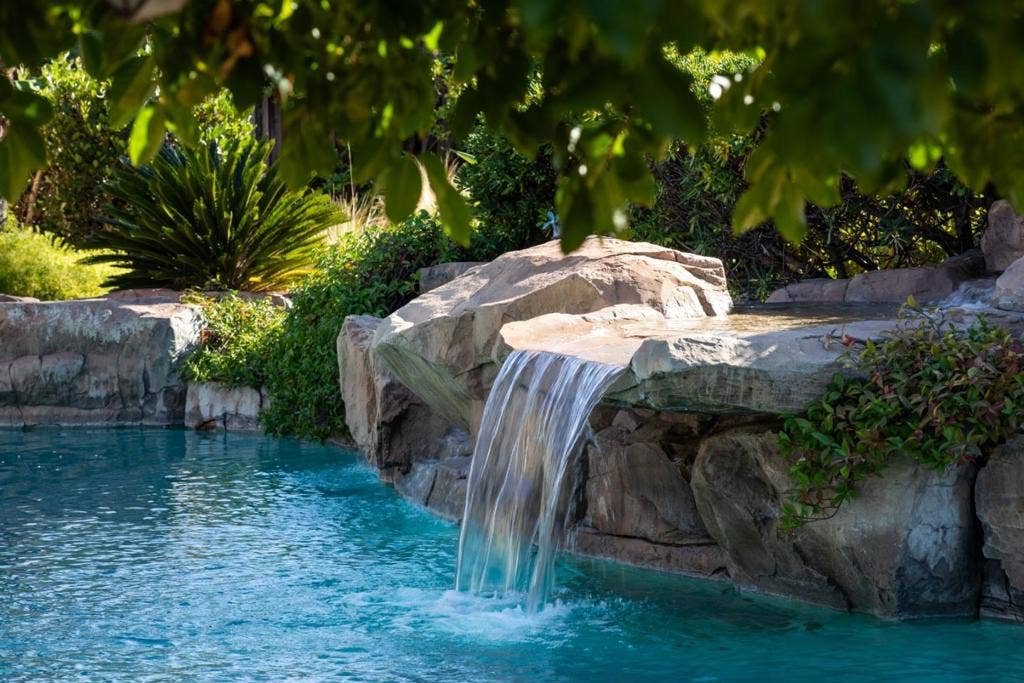 26883 Dezahara Way, Los Altos Hills, CA 94022 26883 Dezahara Way, Los Altos Hills, CA 94022