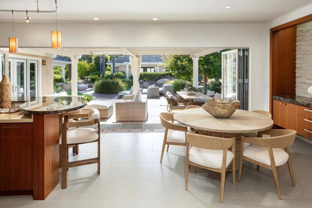 26883 Dezahara Way, Los Altos Hills, CA 94022 26883 Dezahara Way, Los Altos Hills, CA 94022