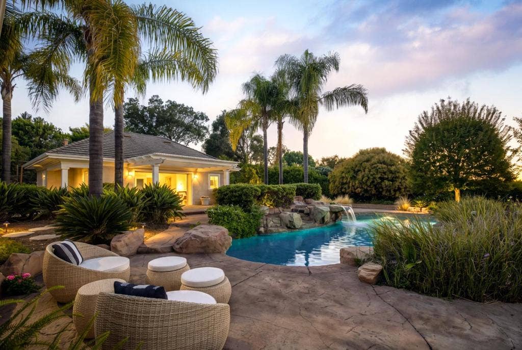 26883 Dezahara Way, Los Altos Hills, CA 94022 26883 Dezahara Way, Los Altos Hills, CA 94022