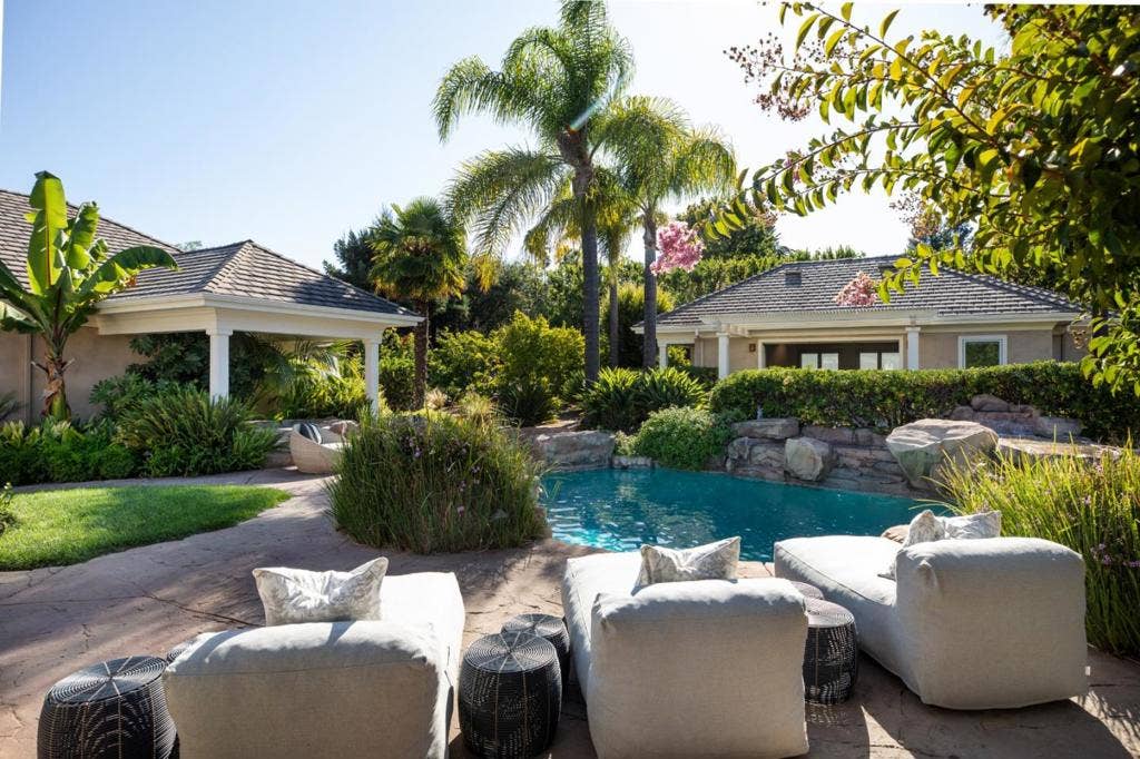 26883 Dezahara Way, Los Altos Hills, CA 94022 26883 Dezahara Way, Los Altos Hills, CA 94022