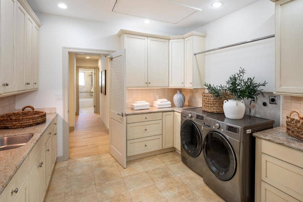 26883 Dezahara Way, Los Altos Hills, CA 94022 26883 Dezahara Way, Los Altos Hills, CA 94022