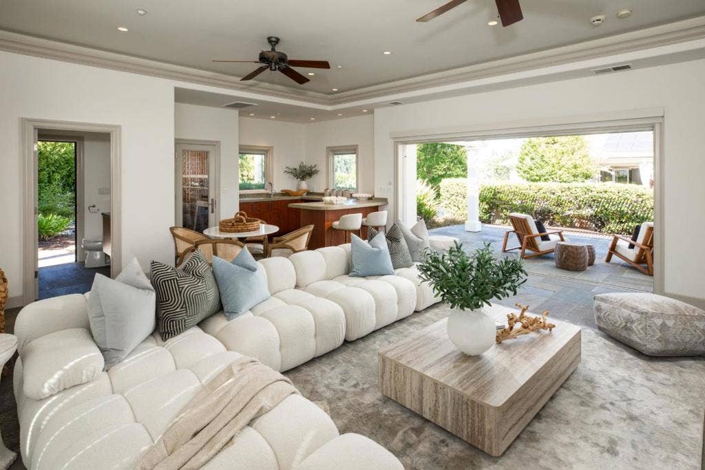 26883 Dezahara Way, Los Altos Hills, CA 94022 26883 Dezahara Way, Los Altos Hills, CA 94022