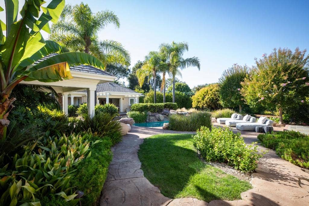 26883 Dezahara Way, Los Altos Hills, CA 94022 26883 Dezahara Way, Los Altos Hills, CA 94022