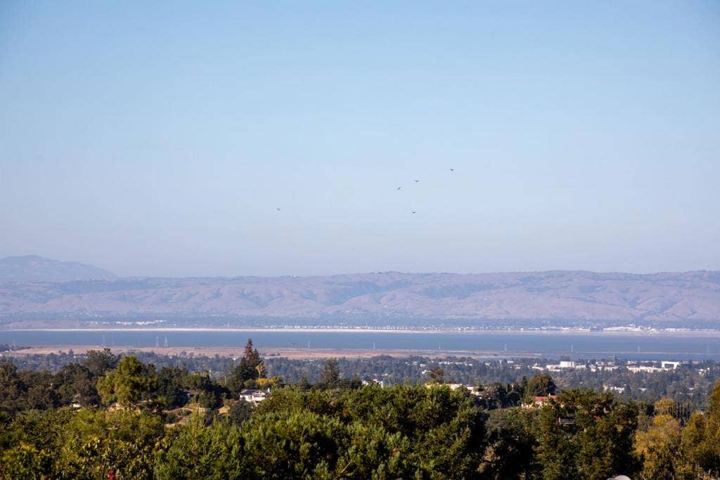 26883 Dezahara Way, Los Altos Hills, CA 94022 26883 Dezahara Way, Los Altos Hills, CA 94022