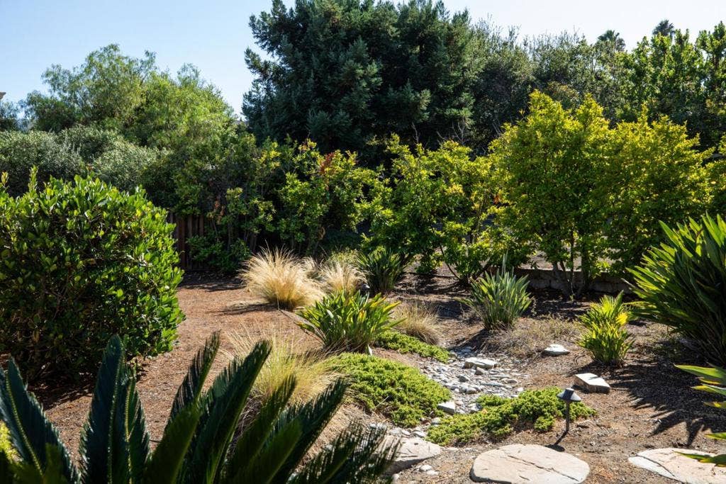 26883 Dezahara Way, Los Altos Hills, CA 94022 26883 Dezahara Way, Los Altos Hills, CA 94022