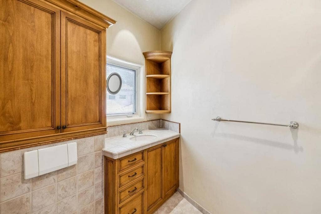 12500 Corbetta Lane, Los Altos Hills, CA 94022 12500 Corbetta Lane, Los Altos Hills, CA 94022