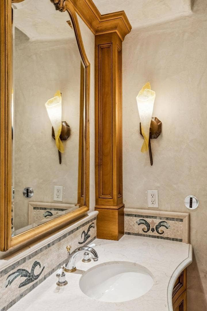 12500 Corbetta Lane, Los Altos Hills, CA 94022 12500 Corbetta Lane, Los Altos Hills, CA 94022