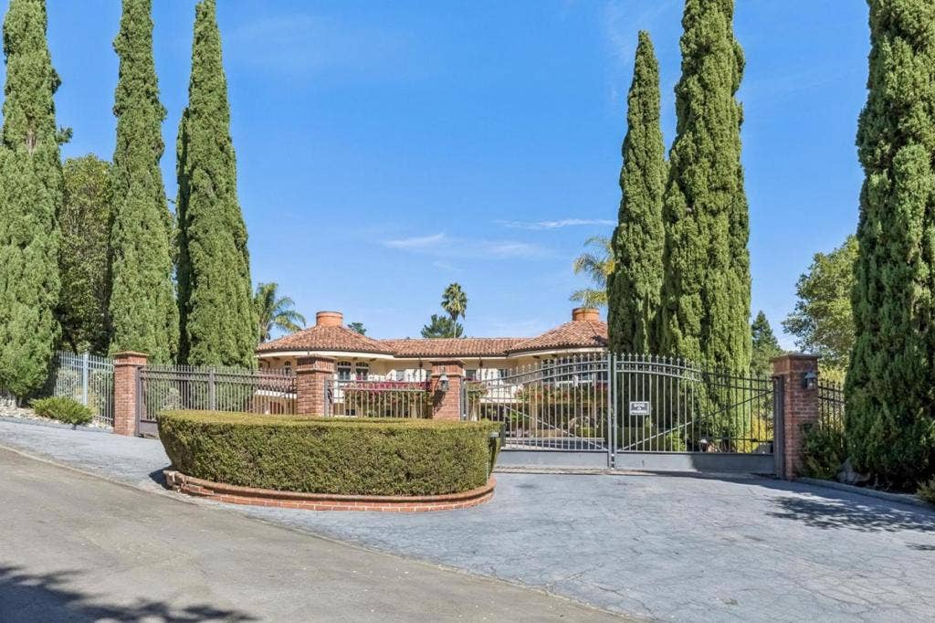 12500 Corbetta Lane, Los Altos Hills, CA 94022 12500 Corbetta Lane, Los Altos Hills, CA 94022