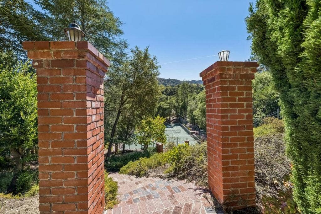 12500 Corbetta Lane, Los Altos Hills, CA 94022 12500 Corbetta Lane, Los Altos Hills, CA 94022