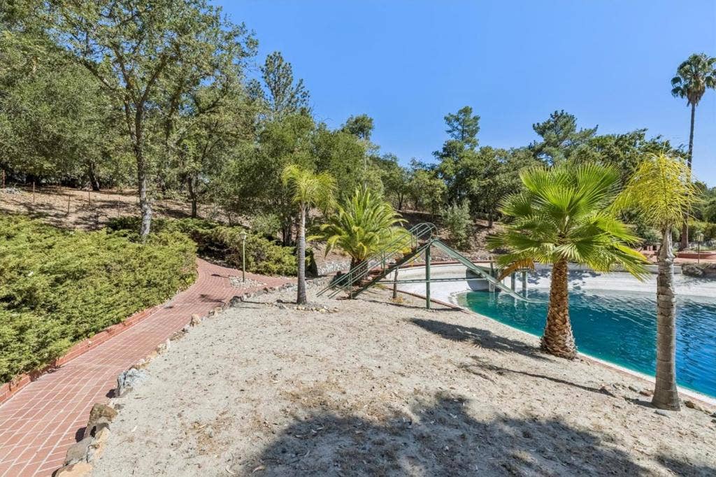 12500 Corbetta Lane, Los Altos Hills, CA 94022 12500 Corbetta Lane, Los Altos Hills, CA 94022