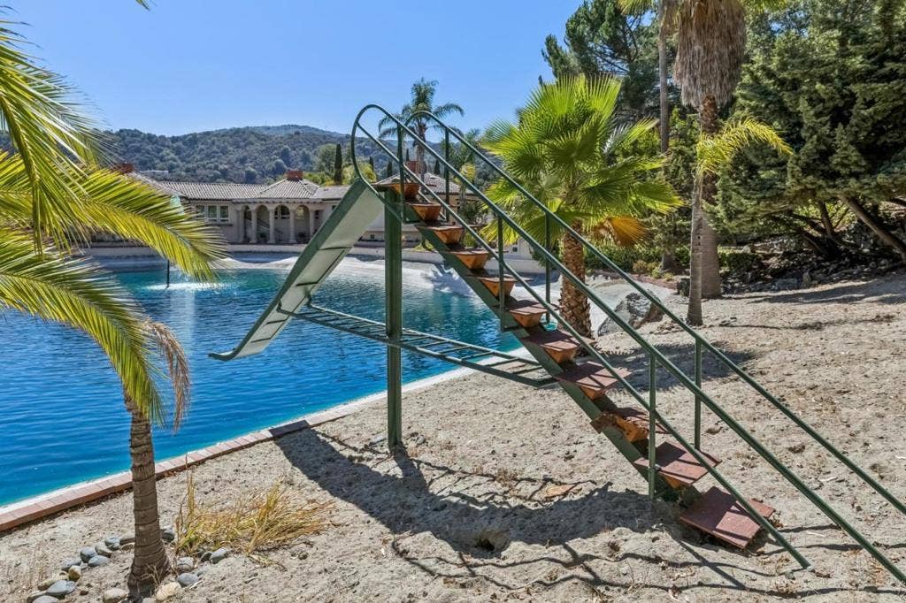 12500 Corbetta Lane, Los Altos Hills, CA 94022 12500 Corbetta Lane, Los Altos Hills, CA 94022