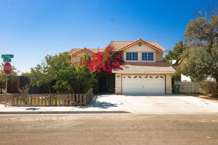 Property photo for 805 El Pinal Lane, Los Banos, CA