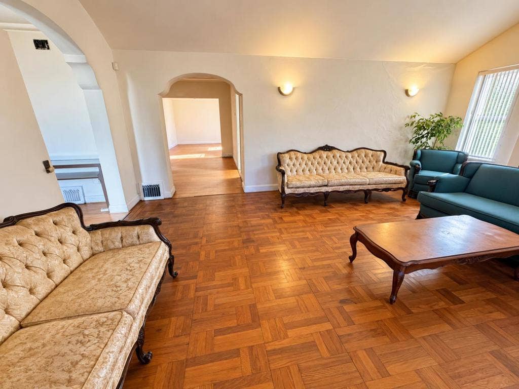 1126 Hollyburne Avenue, Menlo Park, CA 94025 1126 Hollyburne Avenue, Menlo Park, CA 94025