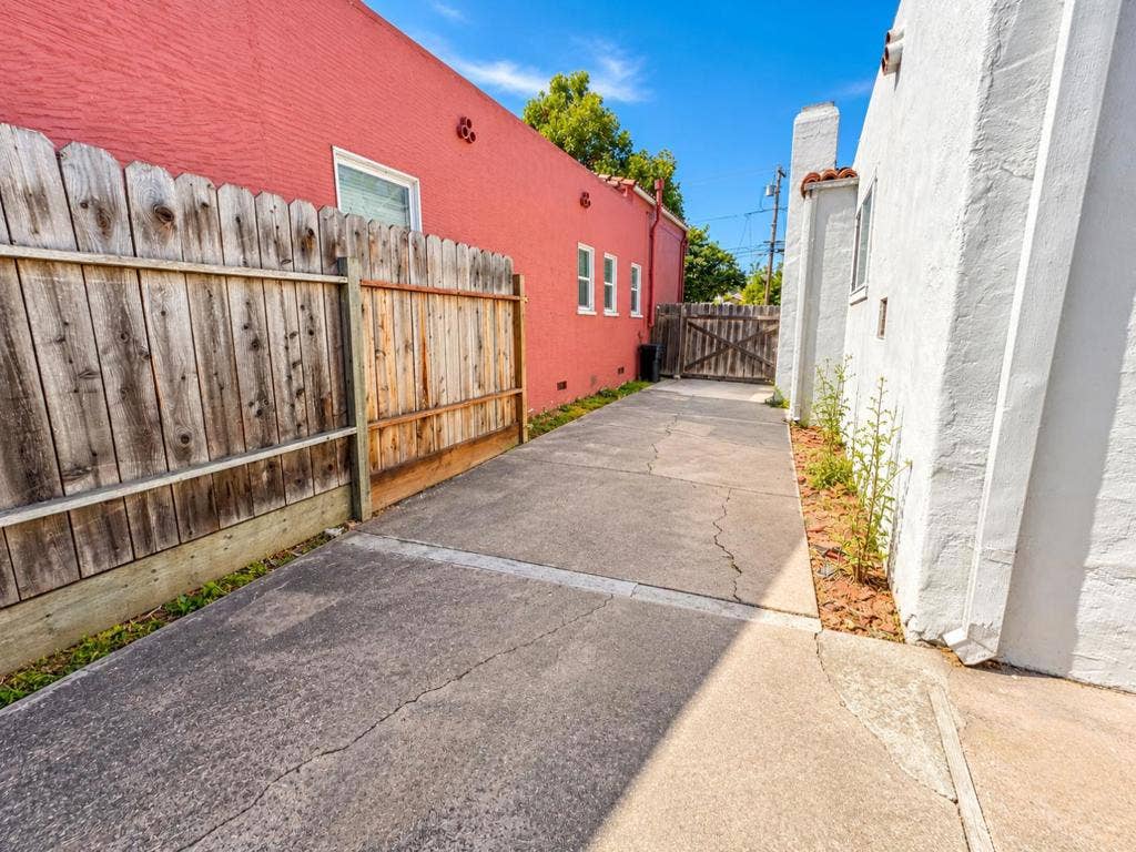 1126 Hollyburne Avenue, Menlo Park, CA 94025 1126 Hollyburne Avenue, Menlo Park, CA 94025