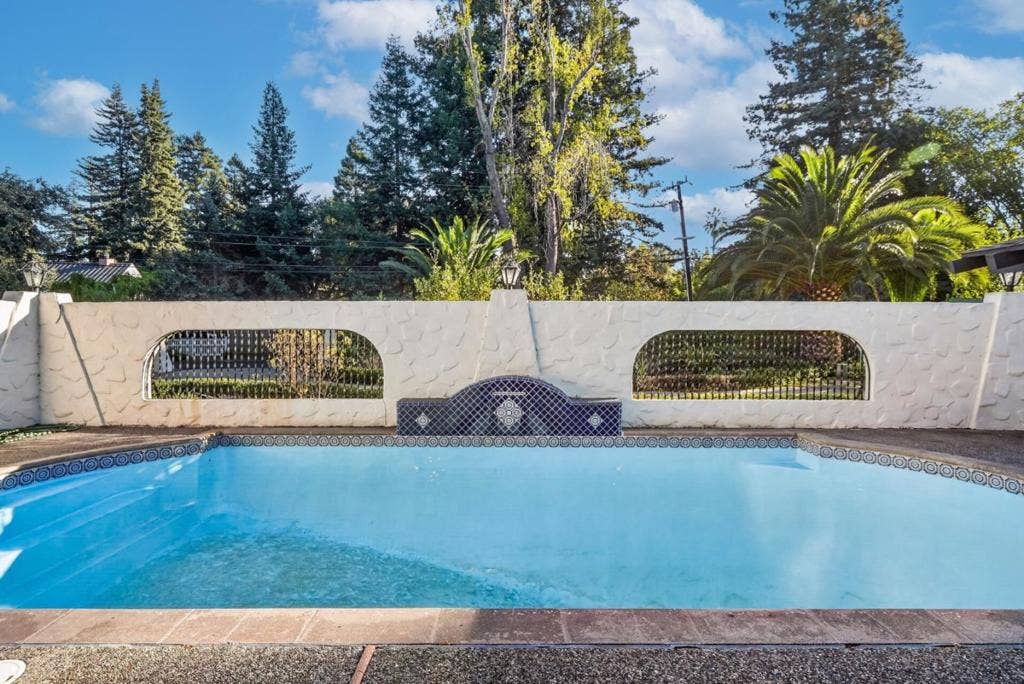 1 Edge, Atherton, CA 94027 1 Edge, Atherton, CA 94027