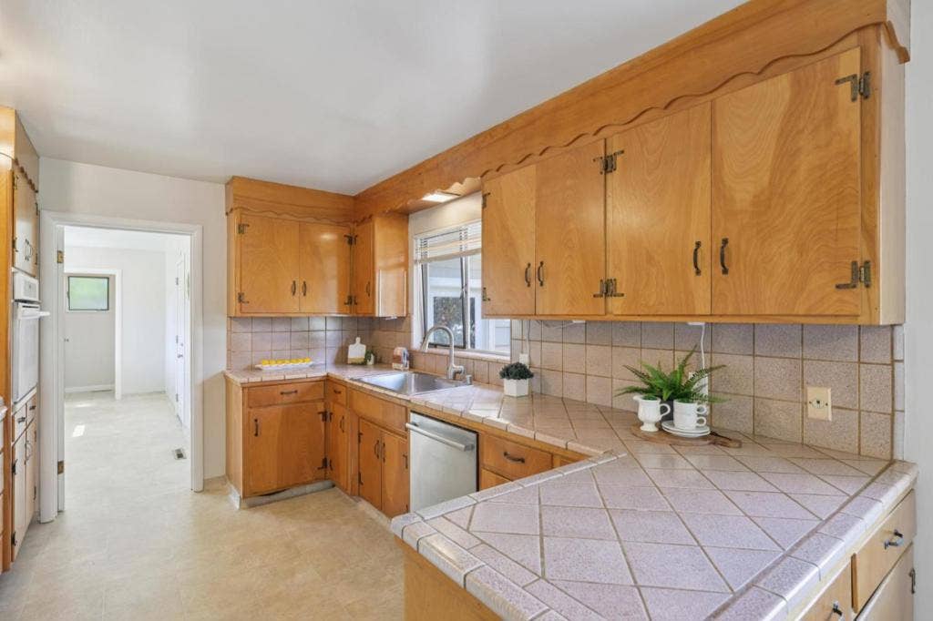 16 Alma Court, Los Altos, CA 94022