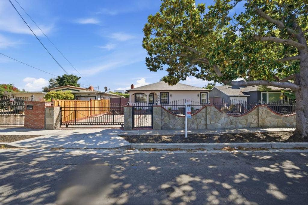 1384 Madera Avenue, Menlo Park, CA 94025 1384 Madera Avenue, Menlo Park, CA 94025