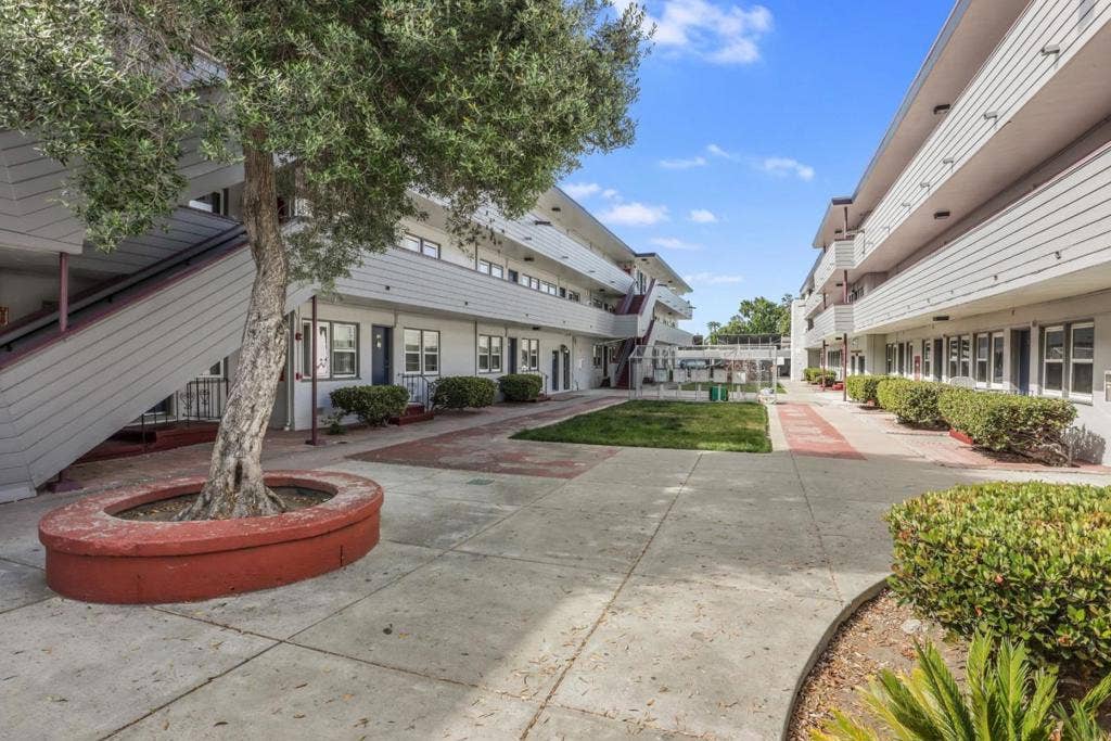 2555 Foothill Boulevard, Oakland, CA 94601