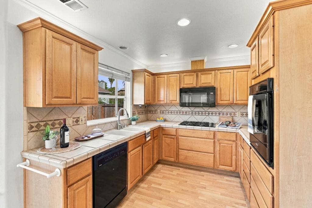 1490 Farragot Drive, Hollister, CA 95023 1490 Farragot Drive, Hollister, CA 95023