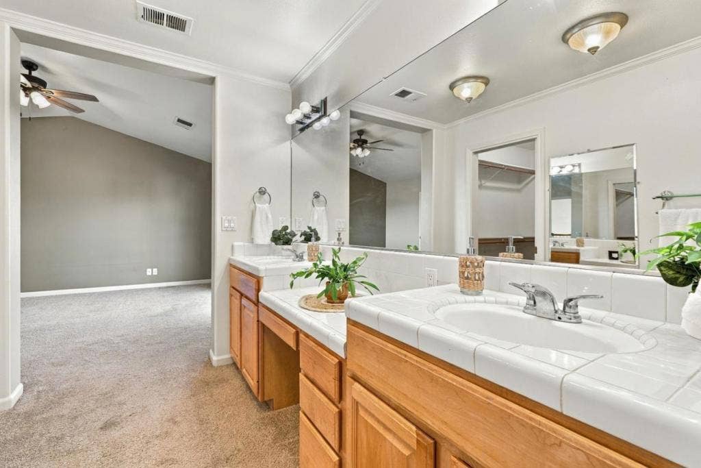 1490 Farragot Drive, Hollister, CA 95023 1490 Farragot Drive, Hollister, CA 95023