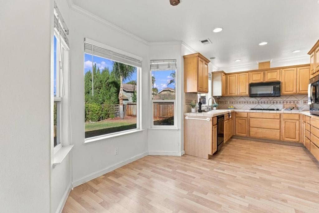 1490 Farragot Drive, Hollister, CA 95023 1490 Farragot Drive, Hollister, CA 95023