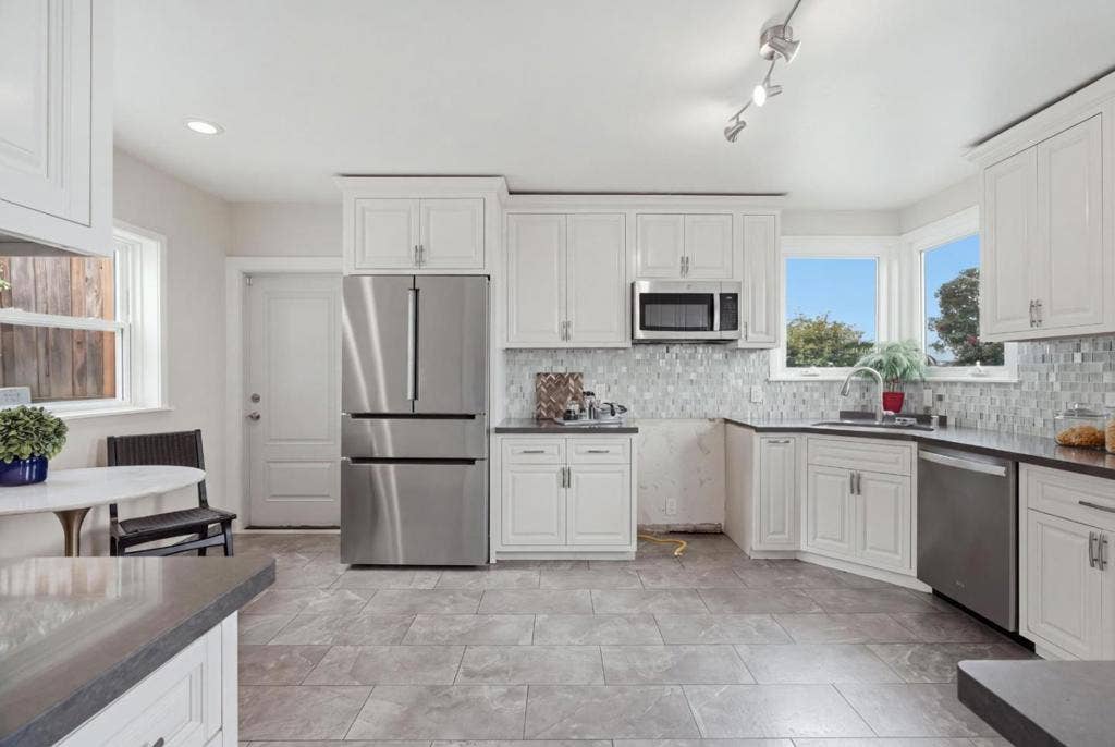 4024 Bayview Avenue, San Mateo, CA 94403 4024 Bayview Avenue, San Mateo, CA 94403
